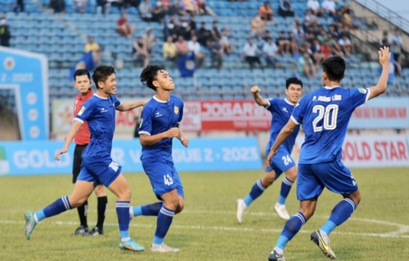 Các cầu thủ vươn mình mạnh mẽ