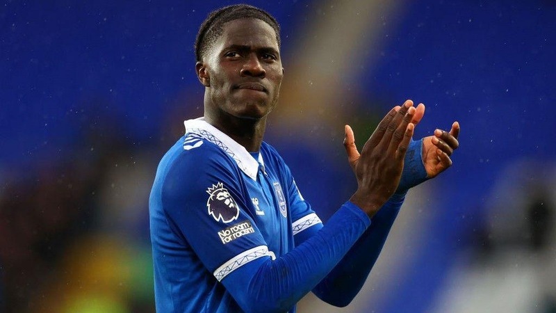 Amadou Onana nổi tiếng là một tiền vệ trung tâm phòng ngự giàu tiềm năng 