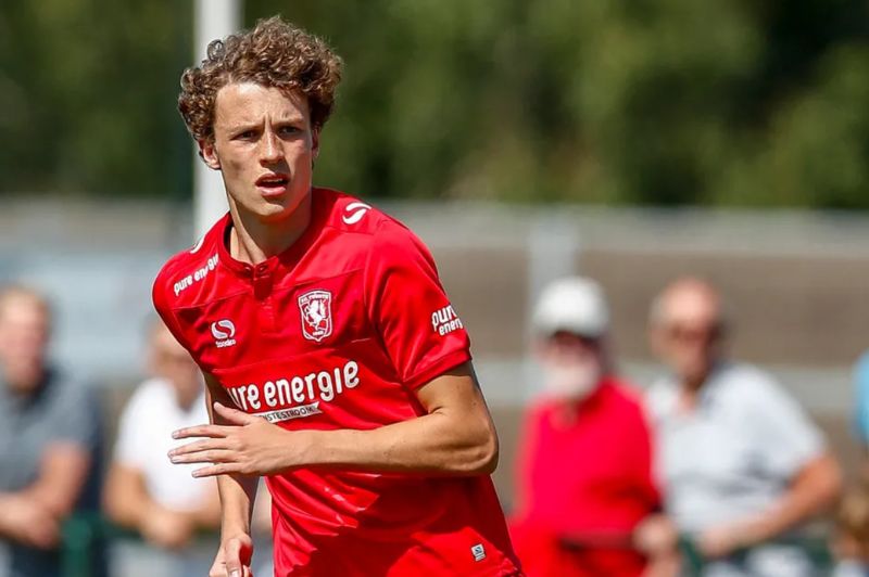 Bắt đầu sự nghiệp bóng đá chuyên nghiệp tại FC Twente